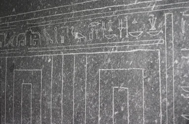 Versenktes Relief, das einen Tempel des Apis-Stier-Sarkophags im Serapeum zeigt, Neues Reich